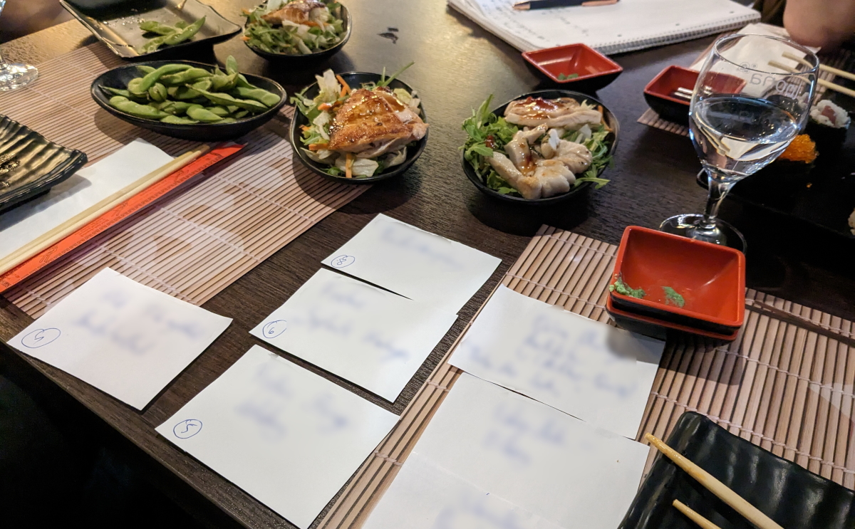 Bild vom Tisch einer Lioncode Team-Besprechung in einem Sushi-Restaurant
